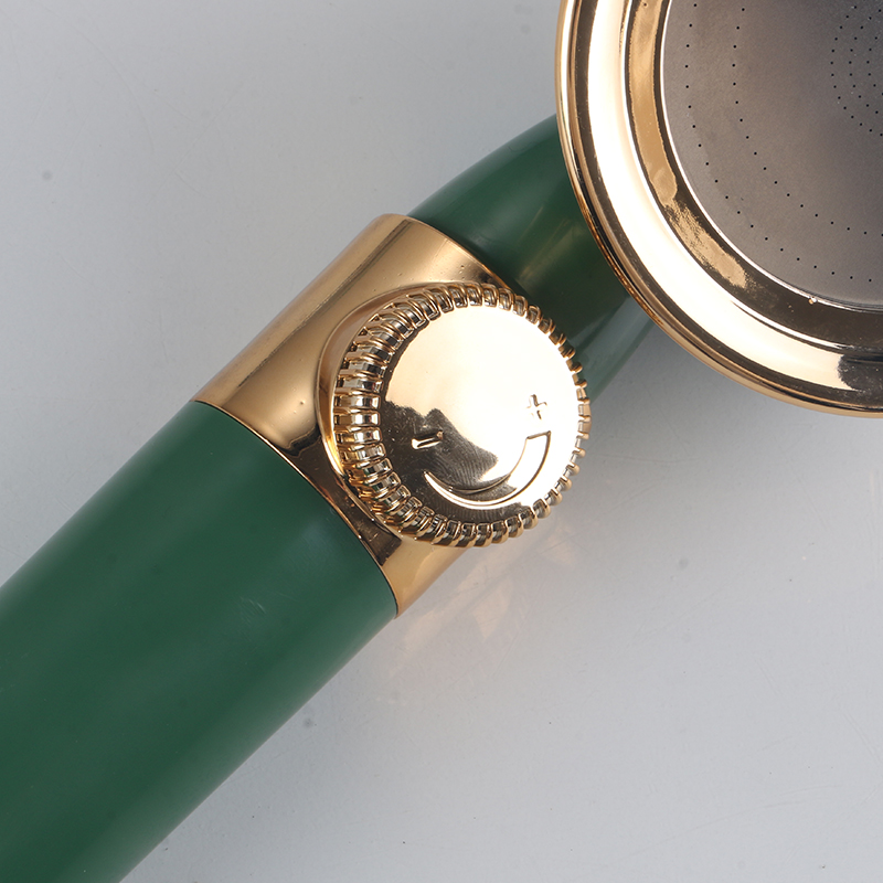 গাঢ় সবুজ ঝরনা প্রবাহ